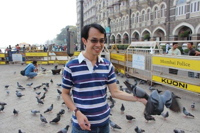 Feeding pigeons in Mumbai